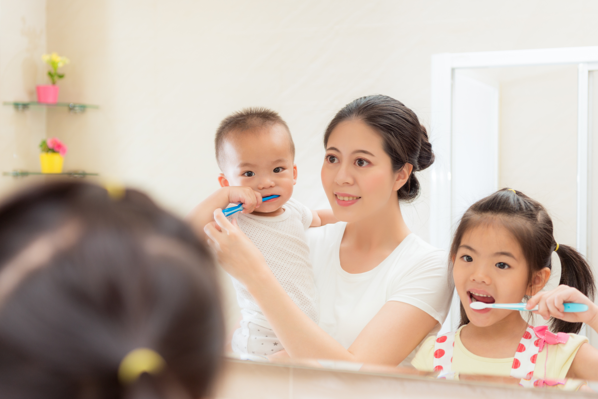 本頁圖片/檔案 - happiness-family-daily-life-photo-young-mother-with-kid-looking-mirror-using-toothbrush-cleaning-teeth-bathroom-together-every-morning-night