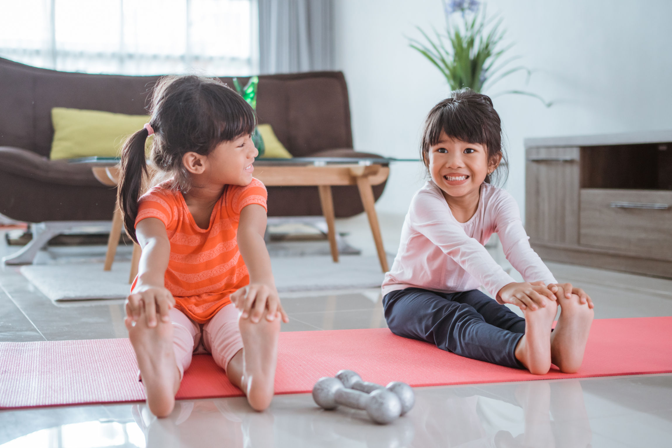 本頁圖片/檔案 - portrait-asian-happy-two-little-girl-exercising-home
