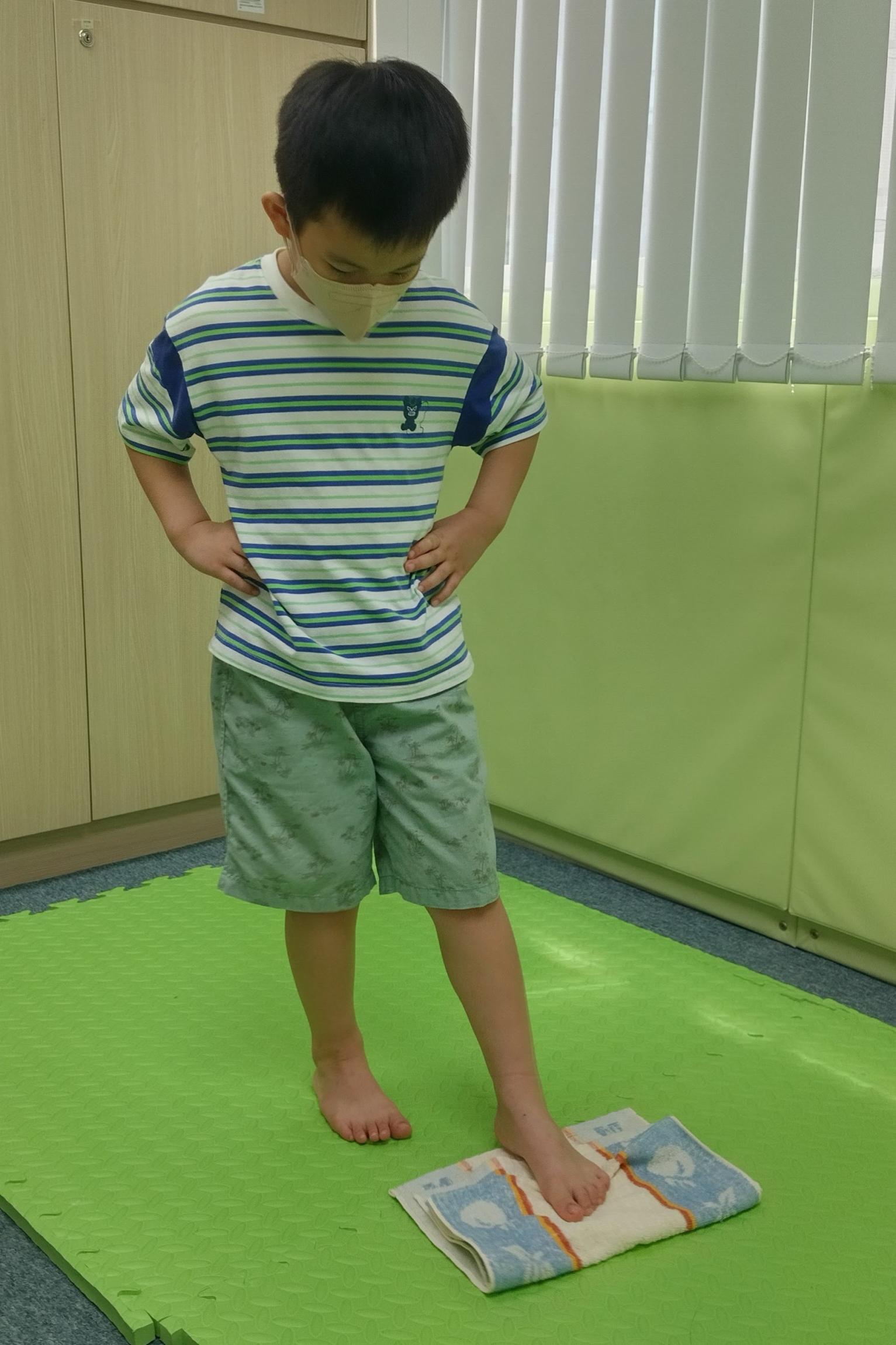 本頁圖片/檔案 - 用腳擦地板